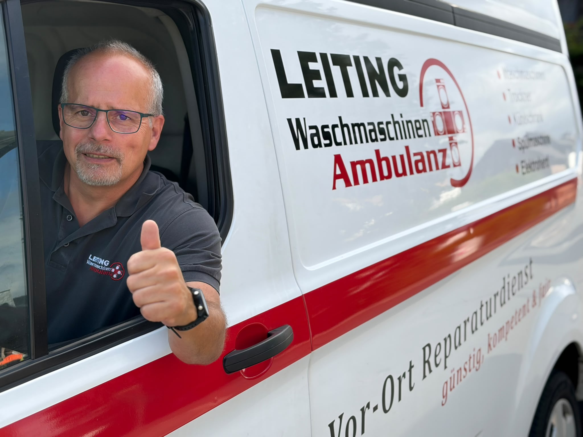 Techniker der Waschmaschinen-Ambulanz im Servicewagen